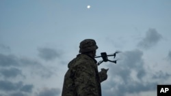 Український військовий запускає безпілотник поблизу Бахмута в Донецькій області України, 3 вересня 2023 року.