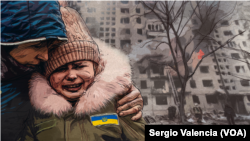 El conflicto Rusia-Ucrania ha desplazado a miles de personas de su país. Ilustración: Sergio Valencia.