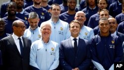 Kilijan Mbape, predsednik Francuske Emanuel Makron i selektor reprezentacije Didije Dešam (Foto: Sarah Meyssonnier/Pool Photo via AP)