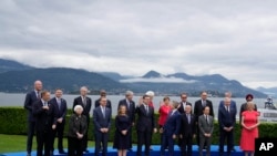 在意大利斯特雷萨出席七国集团财长峰会的财政部长和央行行长拍摄合影。（2024年5月24日）