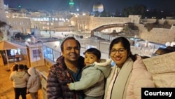 জেরুজালেমে স্ত্রী ও সন্তানসহ মানস শীল