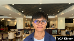 លោក ពិន ប៊ុនយែម អាយុ២៣ឆ្នាំ មកពីខេត្តរតនៈគីរី ផ្តល់កិច្ចសម្ភាសន៍ជាមួយវីអូអេ ក្នុងកម្មវិធីសន្និសីទលើកទី៣ស្តីអំពីបណ្តាញអក្ខរកម្មប្រព័ន្ធផ្សព្វផ្សាយ និងព័ត៌មានកម្ពុជា ក្នុងរាជធានីភ្នំពេញ នាថ្ងៃទី២៦ ខែតុលា ឆ្នាំ២០២៣។ (ស៊ឹម ចាន់សំណាង/វីអូអេ)