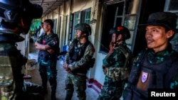 ทหารจากกองกำลังพิทักษ์ประชาชน (PDF) รวมตัวที่กองพันทหาร 275 ในเมียวดี เมื่อ 15 เม.ย. 2024 (REUTERS/Athit Perawongmetha)