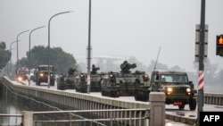 在中国军队举行绕台军演之际，台湾军车驶过金门岛街头。 (2024年5月24日)