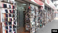 中國的“世界工廠”地位不再，加上香港人選擇離境消費，商店門可羅雀，令布匹批發店遭受雙重打擊。 （2024年6月8日）