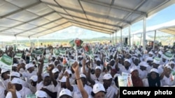 Vijana wakiwa katika ufunguzi wa mashamba makubwa ya pamoja (Block Farms) Chinangali, Dodoma. Picha kwa hisani ya Ikulu, Dar es Salaam.