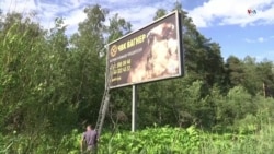 Banner de publicidad de Wagner siendo eliminado cerca de la ciudad rusa de St. Petersburgo 