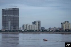 រូបឯកសារ៖ កាណូតមួយបើកបរលើដងទន្លេសាប​នៅរាជធានីភ្នំពេញ កាលពីថ្ងៃទី១០ ខែវិច្ឆិកា ឆ្នាំ២០២២។