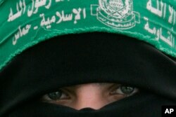 Palestinski pristalica Hamasa prisustvuje protestu protiv izraelskih napada na pojas Gaze, u gradu Gaze, 2008.