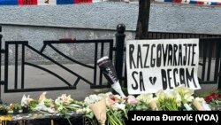 Plakat ispred škole "Vladislav Ribnikar" u Beogradu, 4. maj 2023.