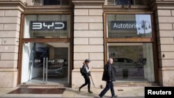 资料照：中国电动车比亚迪在意大利米兰设有的一个专卖店。（2024年3月20日）