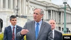 美國國會暨行政當局中國委員會（CECC ）共同主席、民主黨聯邦參議員傑夫·默克里2024年3月22日在國會山莊針對香港通過“23條”立法措施召開記者會。（美國之音記者李逸華攝）