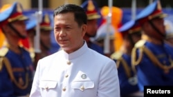 រូបឯកសារ៖ លោក ហ៊ុន ម៉ាណែត ឈរនៅមុខរដ្ឋសភាជាតិ មុនពេលចូលរួមសម័យប្រជុំដំបូង សម្រាប់នីតិកាលទី ៧ នៃរដ្ឋសភា រាជធានីភ្នំពេញ ថ្ងៃទី ២១ ខែសីហា ឆ្នាំ ២០២៣។ 