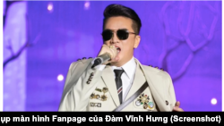 Ca sĩ Đàm Vĩnh Hưng mặc trang phục có gắn huy hiệu được cho là mô phỏng "Biệt công bội tinh" của Việt Nam Cộng Hoà trong buổi biểu diễn tại Thủ Đức vào ngày 4/5/2024. 