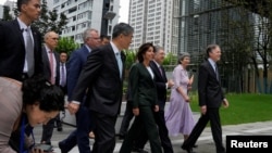 资料照：美国商务部长吉娜·雷蒙多在上海参观纽约大学的上海校园。（2023年8月30日）