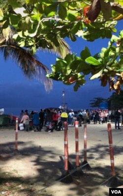 哥伦比亚内科克利加勒比海边，所有人准备登船穿越加勒比海和雨林（拍摄：小白）