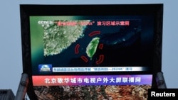 北京街頭巨幅電視螢幕播放中國軍隊東部戰區繞台軍演的新聞。 (2024年5月23日)