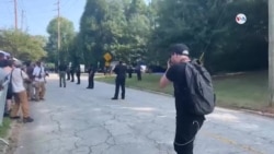 Seguidores de Trump se manifiestan a las afueras de la cárcel del condado de Fulton