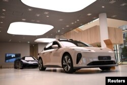 德国柏林一个中国蔚来汽车展厅里展示的NIO EP9型跑车。（2023年8月17日）