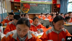 Siswa mengikuti kelas Bahasa China di SMA Nagqu No. 2, sebuah sekolah asrama negeri untuk siswa dari wilayah Tibet Utara, di Lhasa, Tibet, pada 1 Juni 2021. (Foto: AP/Mark Schiefelbein)