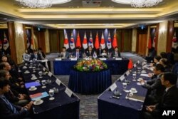 Wakil Menlu Senior Jepang Funakoshi Takehiro (ketiga dari kiri), Wakil Menlu Korea Selatan Chung Byung-won (tengah) dan Wakil Menlu China Nong Rong (ketiga dari kanan) bersiap untuk Pertemuan Tingkat Tinggi Trilateral (SOM) di Seoul, 26 September 2023. (ANTHONY WALLACE/AFP)