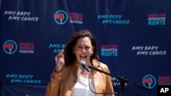 Makamu Rais wa Marekani, Kamala Harris akizungumza kwenye mikutano inayoelezea haki za utoaji mimba huko Los Angeles, Apr. 15, 2023. 