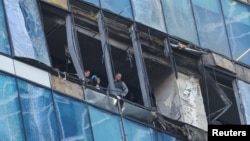 បុគ្គលិក​សន្តិសុខ​រុស្ស៊ី​ស៊ើប​អង្កេត​នៅ​អគារ​​ដែល​រង​ការ​​ខូចខាត​នៅ​ក្នុង​ទី​ក្រុង​មូស្គូ ក្រោយ​ពី​អ្វី​ដែល​ត្រូវ​បាន​រាយការណ៍​ថា​ជា​វាយប្រហារ​តាម​ដ្រូន​ដោយ​អ៊ុយក្រែន កាល​ពី​ថ្ងៃ​ទី​១ ខែ​សីហា ឆ្នាំ​២០២៣។