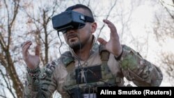 Військовослужбовець 80 десантно-штурмової бригади ЗСУ готується до керування FPV-дроном у Донецькій області, 7 листопада 2023 року. Фото: Reuters/Alina Smutko