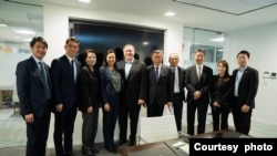 台灣民眾黨主席柯文哲(右5）率民眾黨成員在華盛頓智庫哈德遜研究所拜會前美國國務卿麥克·蓬佩奧(左5）（2023年4月20日，柯文哲辦公室提供）