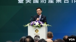 位于台北的外贸协会董事长黄志芳5月3日在台北举行的“台美国防产业合作论坛”上讲话。（美国之音特约记者林乃绢拍摄）