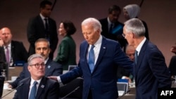 ԱՄՆ նախագահ Ջո Բայդենը զրուցել է Մեծ Բրիտանիայի վարչապետ Քիր Սթարմերի հետ ՆԱՏՕ-ի գագաթնաժողովի շրջանակում, Վաշինգտոն, 2024 թվականի հուլիսի 10: (Լուսանկարը՝ AFP)