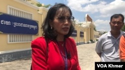 សហមេធាវីការពារក្តីលោក កឹម សុខា អ្នកស្រី ម៉េង សុភារី ធ្វើសន្និសីទកាសែតនៅក្រៅសាលាឧទ្ធរណ៍ភ្នំពេញ ថ្ងៃទី ២១ ខែមីនា ឆ្នាំ២០២៤។ (ហ៊ុល រស្មី/វីអូអេ)