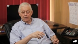 Eric Meyer, el editor del periódico Marion County Record, responde a preguntas de la agencia AP en su casa en Marion, Kansas, el 13 de agosto de 2023.