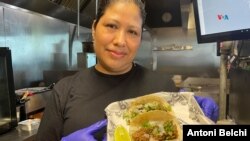 Concepción García Linares, original de Michoacán, con un par de tacos elaborados en la taquería Pilo's de Miami, Florida.