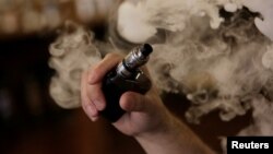 រូប​ឯកសារ៖ បុរស​ម្នាក់​កាន់​​បារី​អេឡិចត្រូនិក​ឬ​ Vape នៅ​ប្រទេស​ម៉ិកស៊ិក កាល​ពី​ថ្ងៃ​ទី​១ ខែ​កុម្ភៈ ឆ្នាំ​២០១៩។​ 