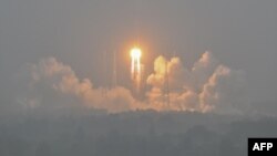Roket Long March-5, yang membawa wahana penjelajah bulan Chang'e-6, lepas landas saat hujan turun di Pusat Peluncuran Luar Angkasa Wenchang di China selatan, 3 Mei 2024. (Foto: AFP)
