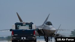 Pesawat tempur F-22 Raptor milik Angkatan Udara AS melintas di Pangkalan Udara Kunsan di Korea Selatan, pada 13 Mei 2024. (Foto: U.S. Air Force photo by Staff Sgt. Nicholas Ross)