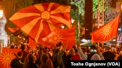 На плоштадот во Скопје се собраа голем број симпатизери на ВМРО-ДПМНЕ