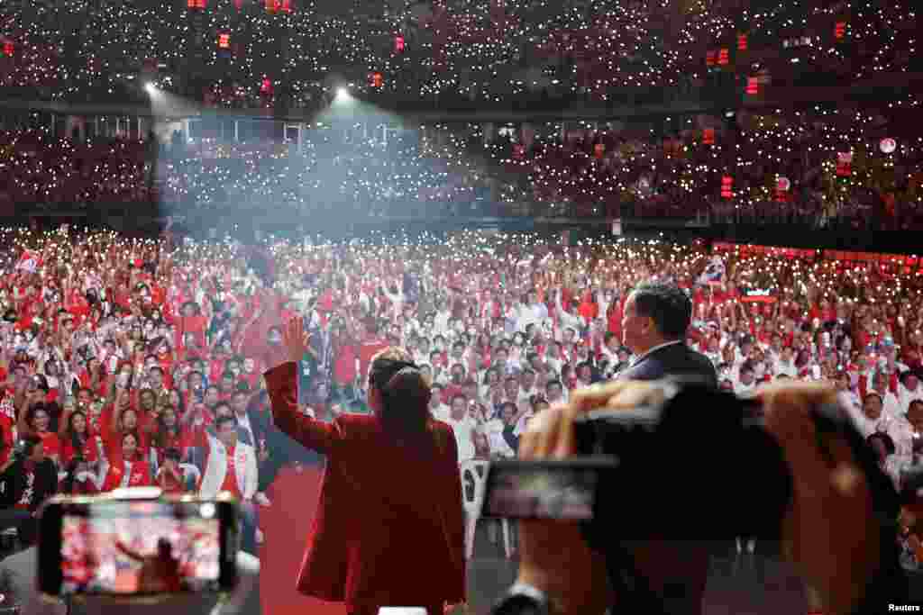 បេក្ខជននាយករដ្ឋមន្ត្រីរបស់គណបក្ស Pheu Thai អ្នកស្រី Paetongtarn Shinawatra និងលោក Srettha Thavisin ជួបអ្នកគាំទ្រមុនថ្ងៃបោះឆ្នោត នៅទីក្រុងបាងកក ប្រទេសថៃ កាលពីថ្ងៃទី ១២ ខែឧសភា ឆ្នាំ ២០២៣។