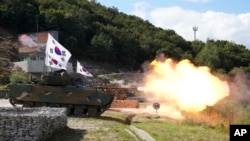 រូបឯកសារ៖ រថក្រោះ​ប្រភេទ Army K2 របស់​កូរ៉េខាងត្បូង​បាញ់​គ្រាប់​ ក្នុង​អំឡុងពេល​នៃ​ការ​ធ្វើ​សមយុទ្ធ​បាញ់​គ្រាប់​ពិត​នៅ​កន្លែង​ហ្វឹកហ្វឺន​មួយ​ក្នុង​ទីក្រុង Pocheon ប្រទេស​កូរ៉េខាងត្បូង ថ្ងៃទី ២០ ខែកញ្ញា ឆ្នាំ២០២២។