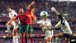 Angelos Haristeas postiže gol protiv Portugala koji je Grčkoj 2004. doneo titulu prvaka Evrope (Foto: AP Photo/Dusan Vranic)