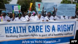 Madaktari nchini Kenya wakiwa katika mgomo nje ya jengo la makao makuu ya wizara ya afya mjini Nairobi Aprili 9, 2024.