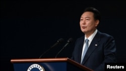 ប្រធានាធិបតីកូរ៉េខាងត្បូង​ Yoon Suk Yeol ថ្លែង​នៅ​ក្នុងកិច្ច​ប្រជុំ​ជាន់​ខ្ពស់​ប្រជាធិបតេយ្យ​នៅ​ក្នុង​ទីក្រុង​សេអ៊ូល​ប្រទេស​កូរ៉េខាងត្បូង​កាលពីថ្ងៃទី១៨ មីនា ឆ្នាំ២០២៤។