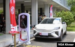 រថយន្តអគ្គិសនីដែលបានដាក់តំាងក្នុងកម្មវិធី ពិព័រណ៍យានយន្តអគ្គិសនីឆ្នាំ ២០២៣ នៅវិទ្យាស្ថានបច្ចេកវិទ្យាកម្ពុជា ក្នុងរាជធានីភ្នំពេញ ថ្ងៃទី ១១ ខែសីហា ឆ្នាំ ២០២៣។ (ស៊ឹម ចាន់សំណាង/វីអូអេ)