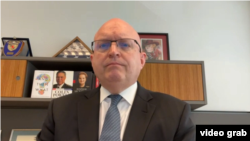 Ish Ndihmës Sekretari i Shtetit për Çështjet Evropiane dhe Euroaziatike dhe ish ambasadori i Shteteve të Bashkuara në Maqedoninë e Veriut, Philip Reeker 