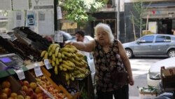 "Se viene lo peor": pensionada prevé mayor inflación en Argentina tras paquete económico de Milei