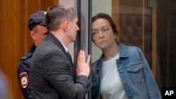 Alsu Kurmaševa sluša svog advokata tokom sudskog saslušanja u Kazanju, Rusija, 31. maja 2024.