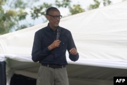 Rais wa Rwanda Paul Kagame akiongea na watu waliokimbia makazi yao kutokana na mafuriko katika kambi ya wakimbizi ya Inyemeramihigo huko Rubavu Mei 12, 2023. Picha na Mariam KONE / AFP