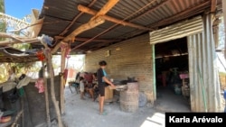 María Luisa vive en la comunidad "El buen amanecer", ubicada aproximadamente a medio kilómetro de la megacárcel de El Salvador, conocida como Centro de Confinamiento de Terrorismo, en Tecoluca, San Vicente. Fotografía [Karla Arévalo / VOA]