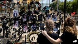 Improvizirani spomenik za 12 djece i tinejdžera poginulih u raketnom napadu na fudbalsko igralište, u selu Majdal Shams, na Golanskoj visoravni koju je aneksirao Izrael, 29. jula 2024.